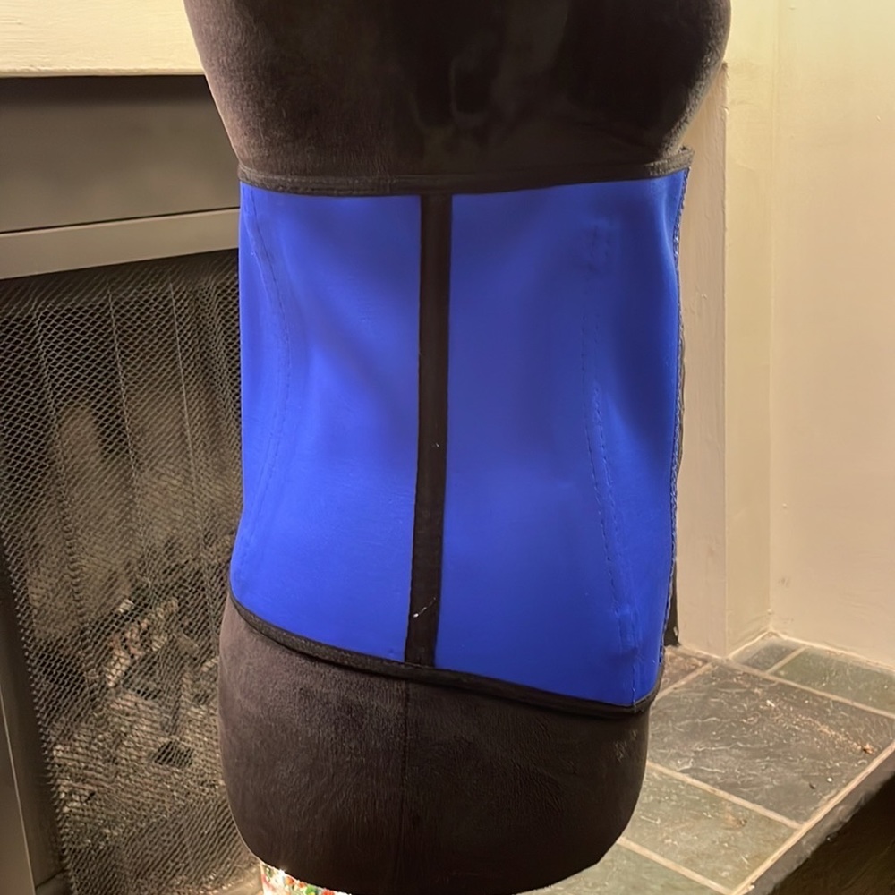 Ann Chery: Two identical waist trainers - Picture 9 of 16